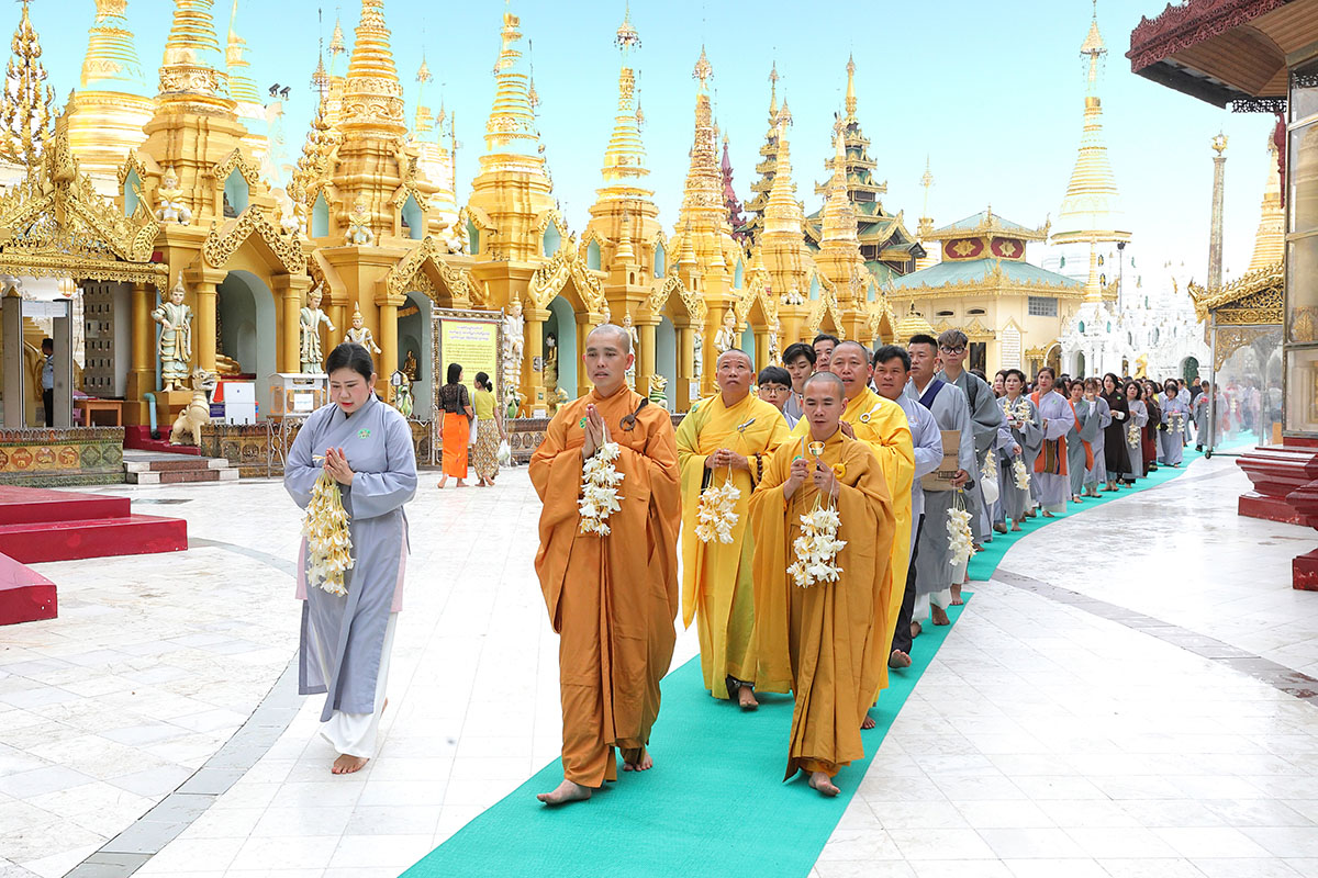 Tours Cúng Dường Sớt Bát Tại Rừng Thiền Pa - Auk